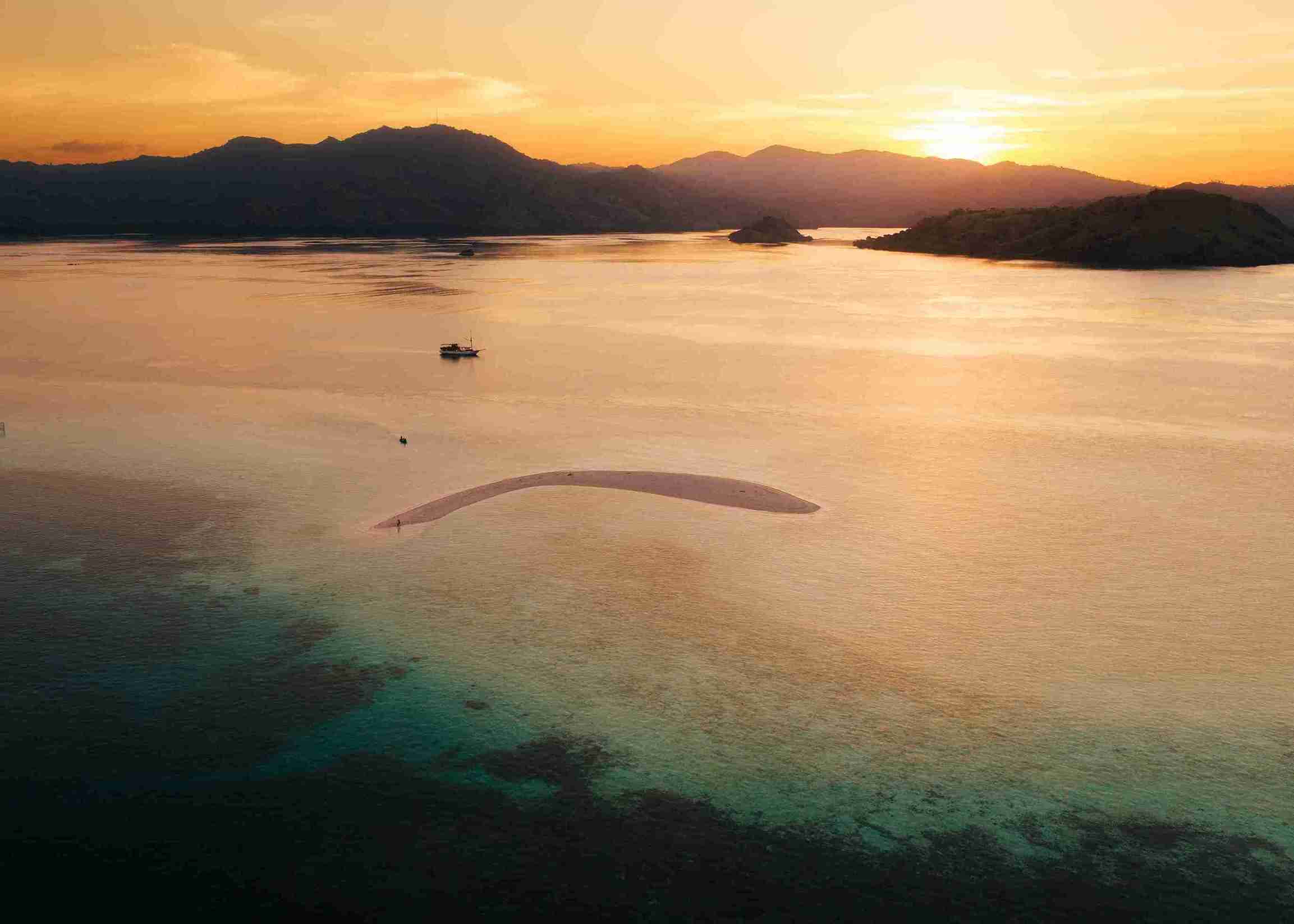 Best Time for a Komodo Liveaboard: A Month-by-Month Table