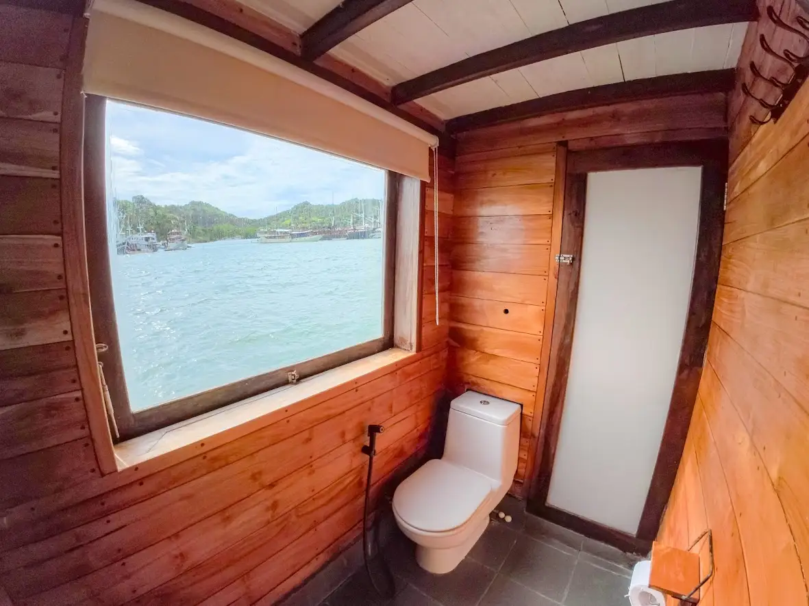 Yumana Deluxe Cabin Bathroom | Yumana Phinisi