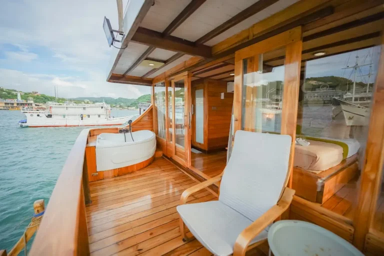 Yumana Royal Suite Cabin Balcony | Yumana Phinisi