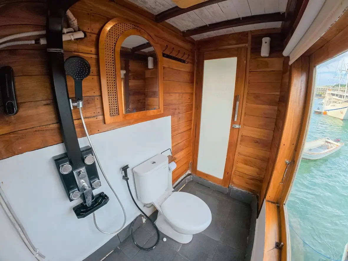 Yumana Royal Suite Cabin bathroom | Yumana Phinisi