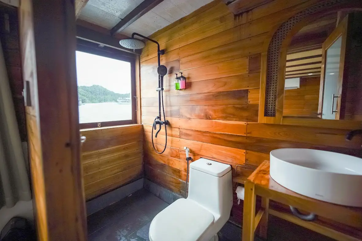 Yumana Signature Cabin Main Deck Cabin Bathroom | Yumana Phinisi