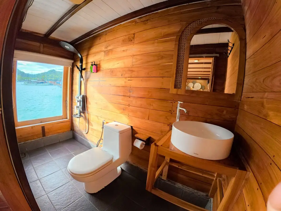 Yumana Signature Cabin Upper Deck Cabin Bathroom | Yumana Phinisi