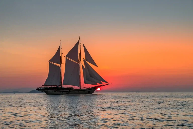 Komodo Luxury fleet phinisi under sail
