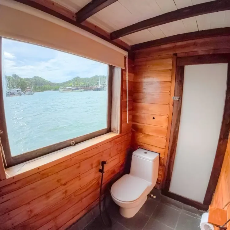 Yumana Deluxe Cabin Bathroom | Yumana Phinisi