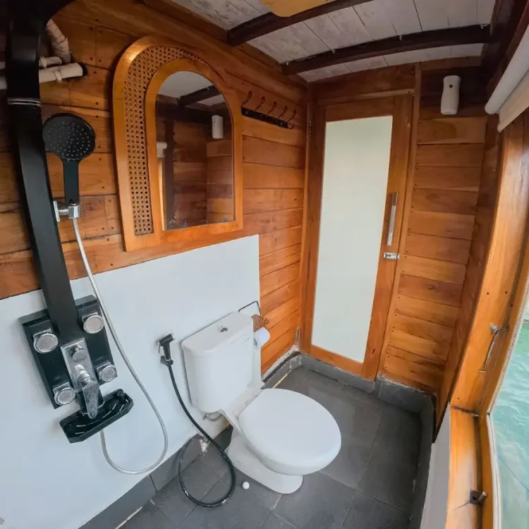 Yumana Royal Suite Cabin bathroom | Yumana Phinisi