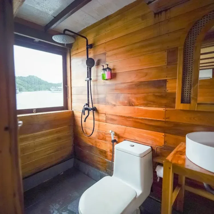 Yumana Signature Cabin Main Deck Cabin Bathroom | Yumana Phinisi