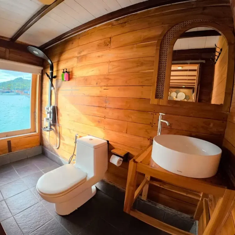 Yumana Signature Cabin Upper Deck Cabin Bathroom | Yumana Phinisi