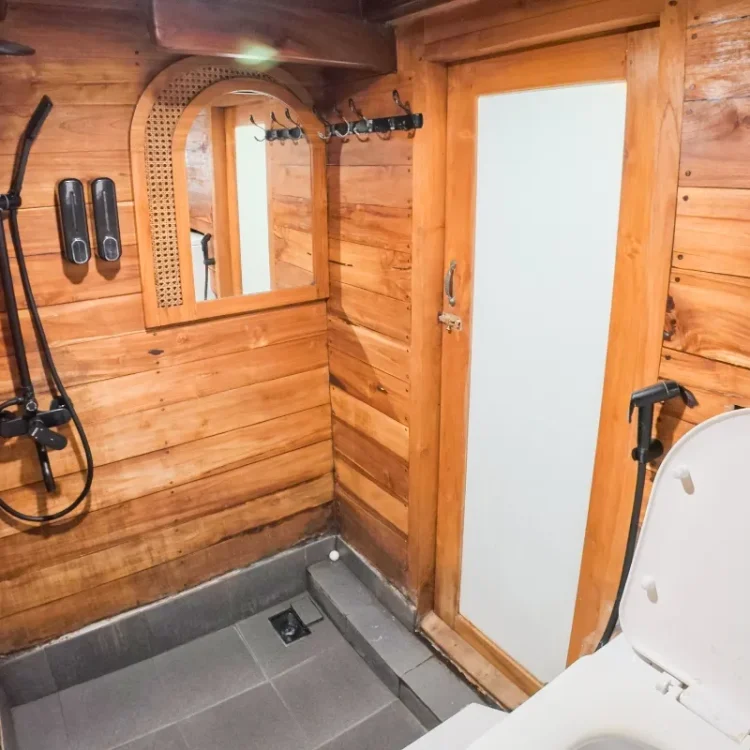Yumana Superior Cabin Bathroom | Yumana Phinisi